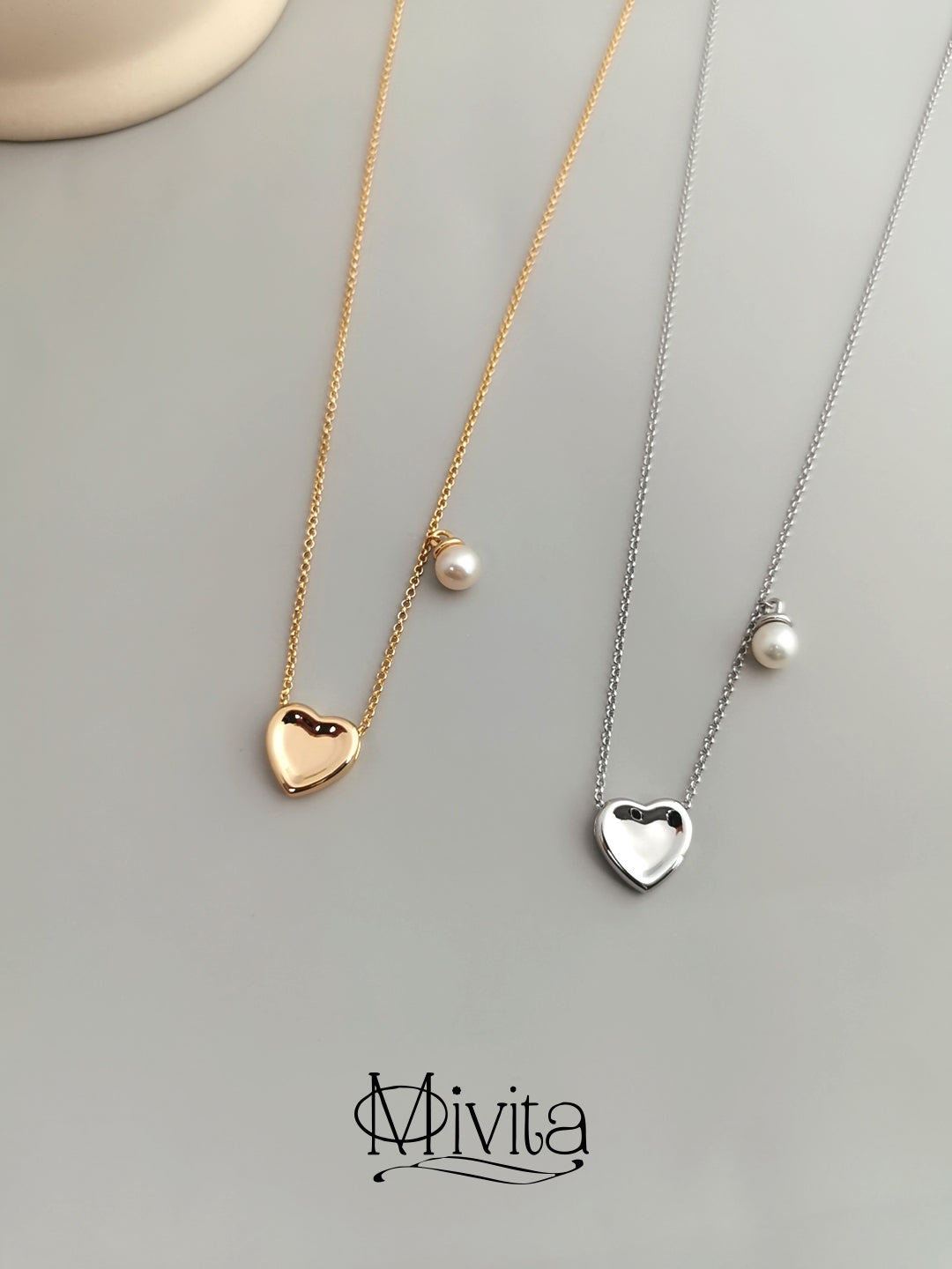 Moivita Silver Heart Necklace with Pearl in vintage gold and white